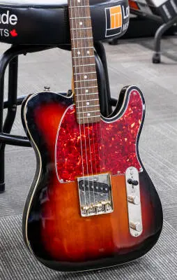 Squier - FSR Classic Vibe '60s Custom Esquire Electric Guitar - 3-Colour Sunburst